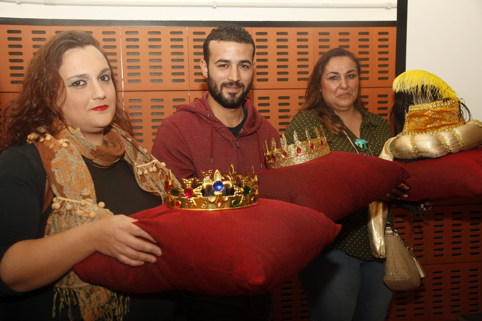 Los elegidos con sus coronas de Reyes Magos.