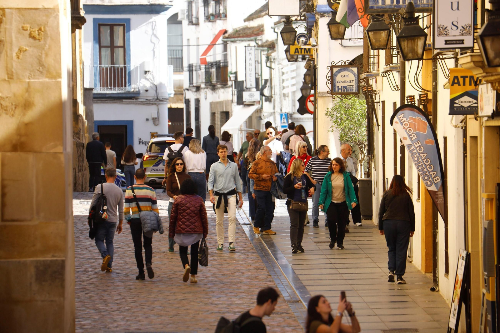 Las imágenes de Córdoba repleta de turistas en el Puente de los Santos