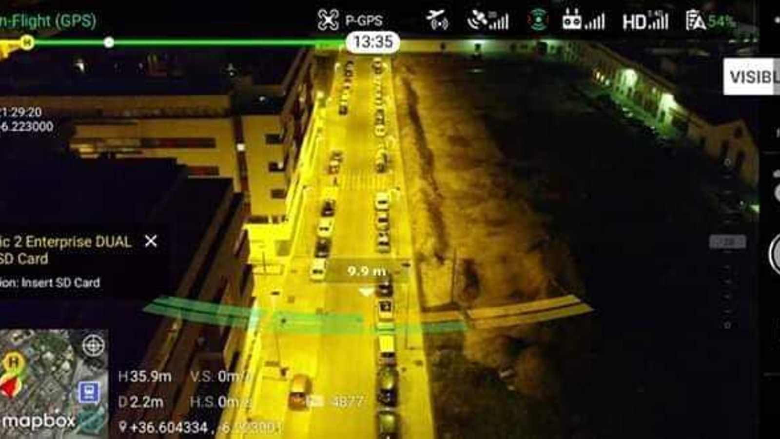 La policía ha incorporado vigilancia con drones de visión nocturna.
