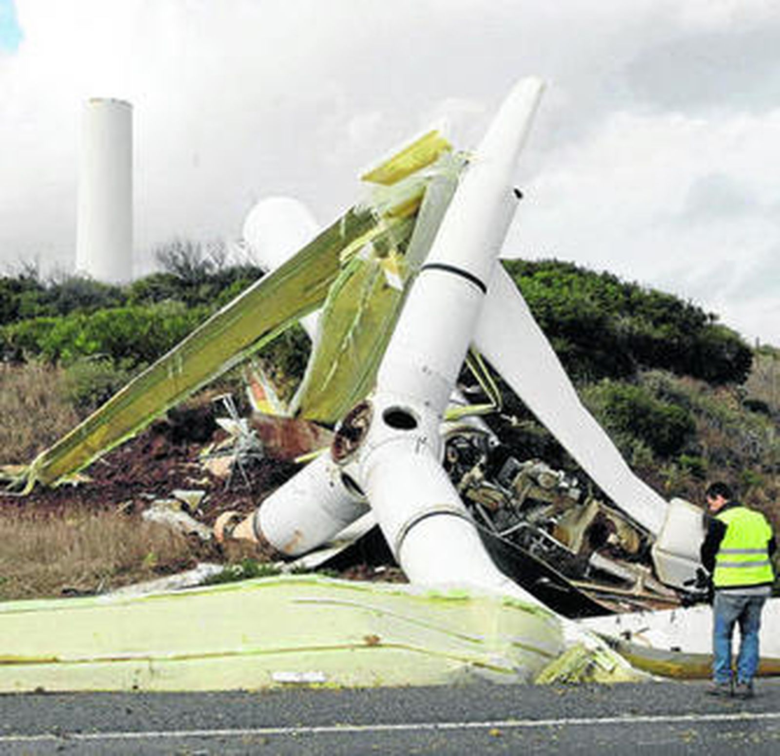 Imagen del aerogenerador destrozado tras su caída junto a la N-340, el pasado viernes.