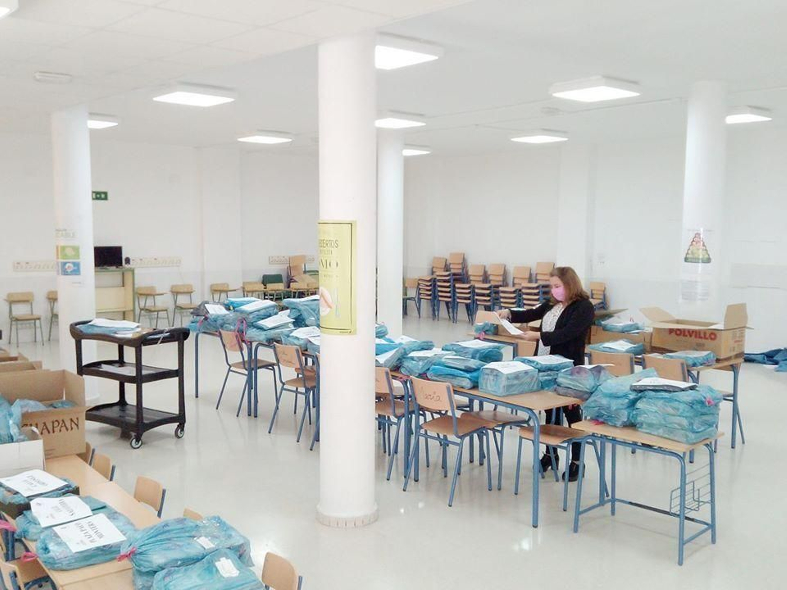 El Consistorio recogiendo  material escolar