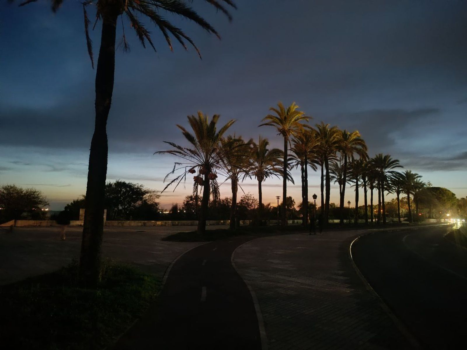 Una imagen del paseo marítimo de La Puntilla, sin iluminación.