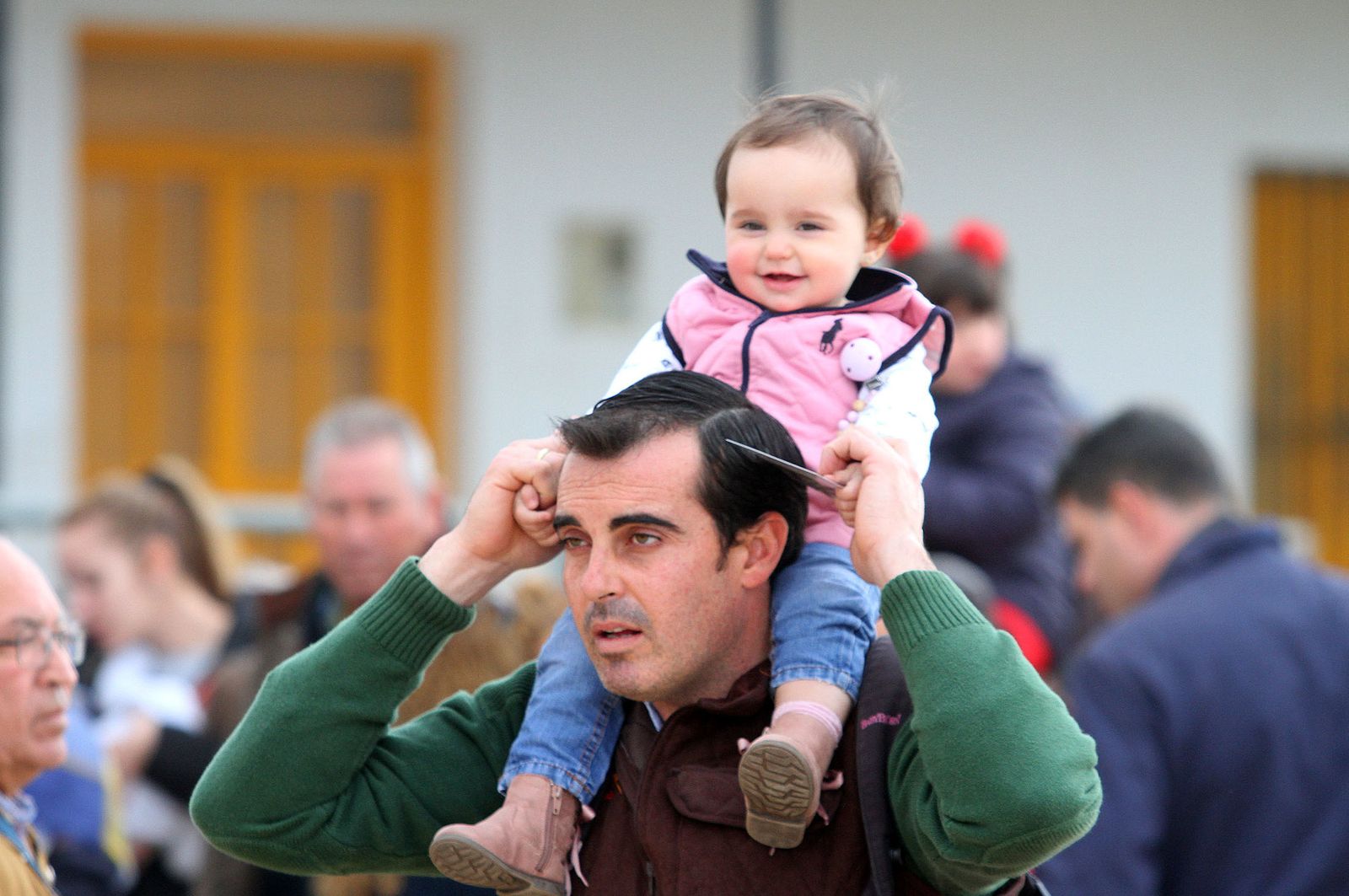 El Rocío celebra La Candelaria con la presentación de los niños a la Virgen, en imágenes