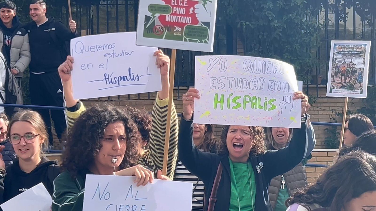 Entre consignas y aplausos, el patio del Híspalis se convierte en símbolo de resistencia y pertenencia al barrio