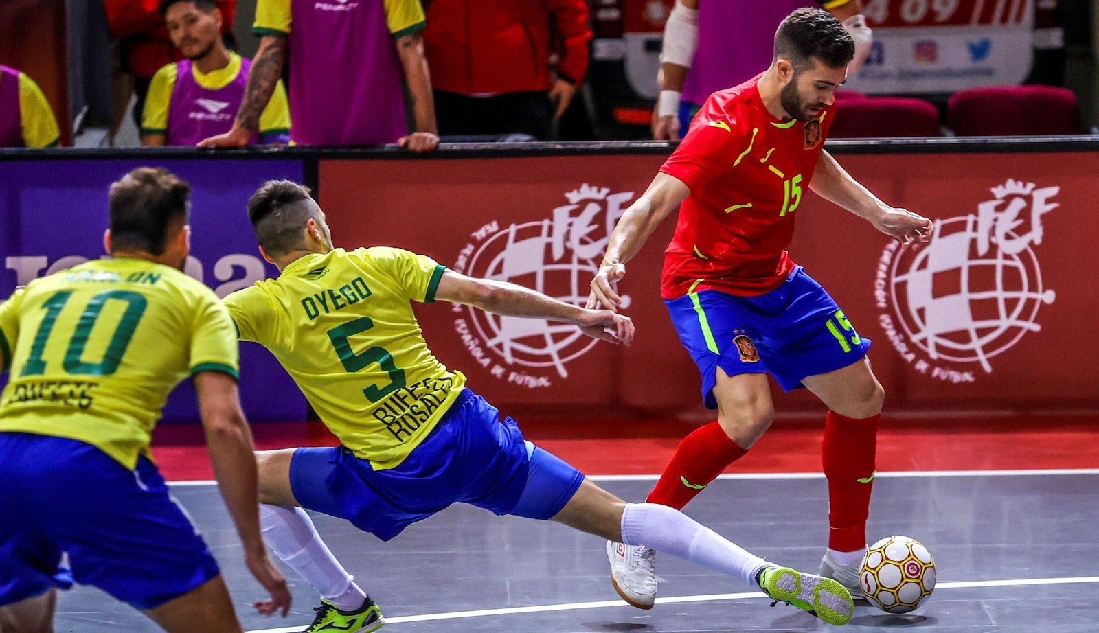 Alberto Saura se marcha del brasileño Dyego en el amistoso disputado en Madrid.