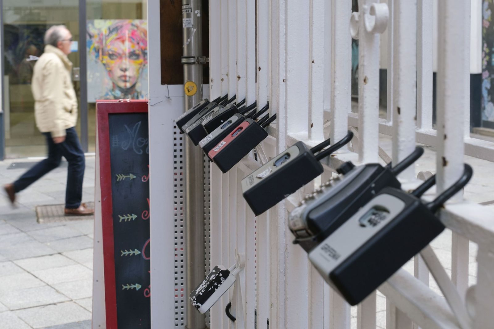 Candados de acceso a las viviendas turísticas en el centro de Sevilla.