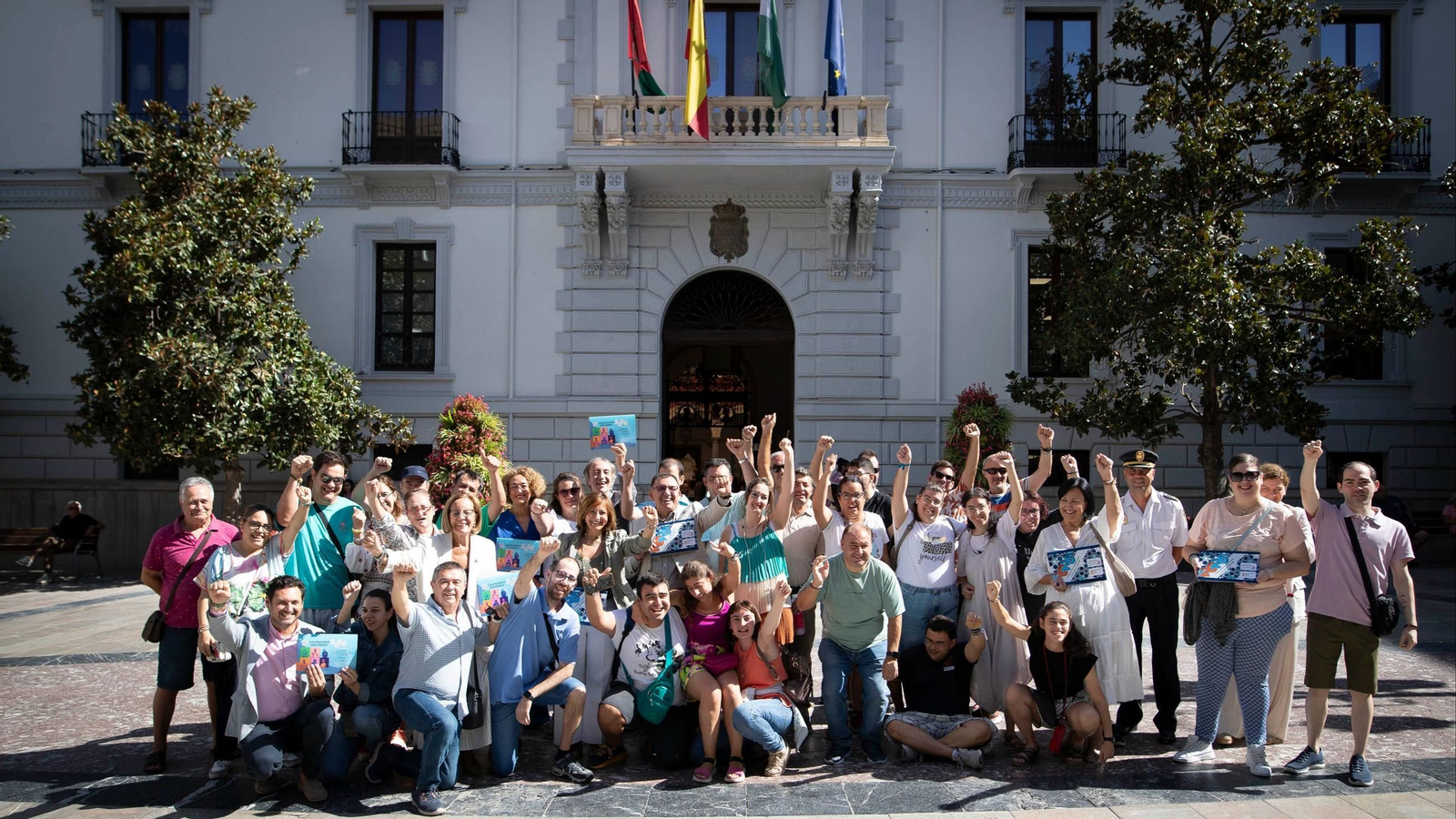 Presentación del calendario solidario impulsado por la Asociación ProInteligencia Límite en el Ayuntamiento de Granada