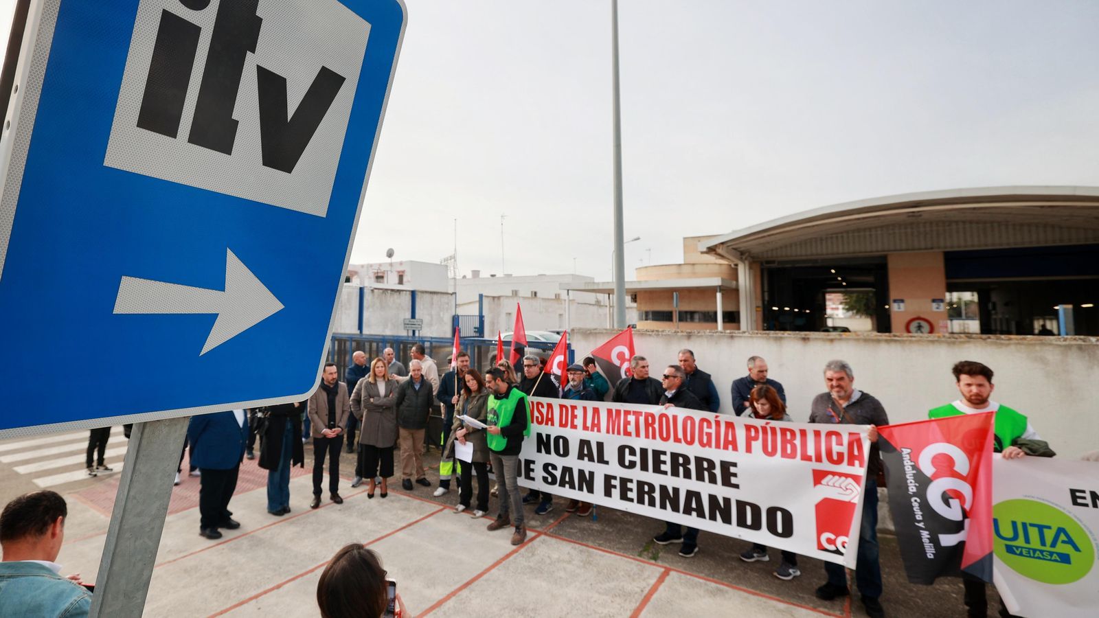 Concentración contra el cierre de las instalaciones del laboratorio de metrología en San Fernando.