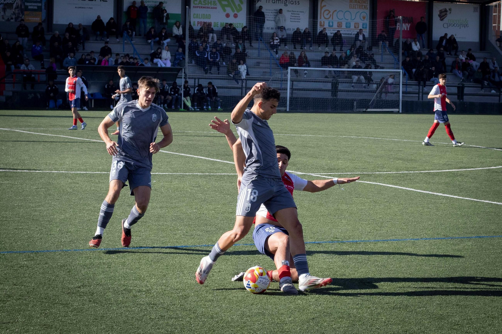 Un jugador del Recreativo Granada y otro del Churriana disputando un balón durante el partido