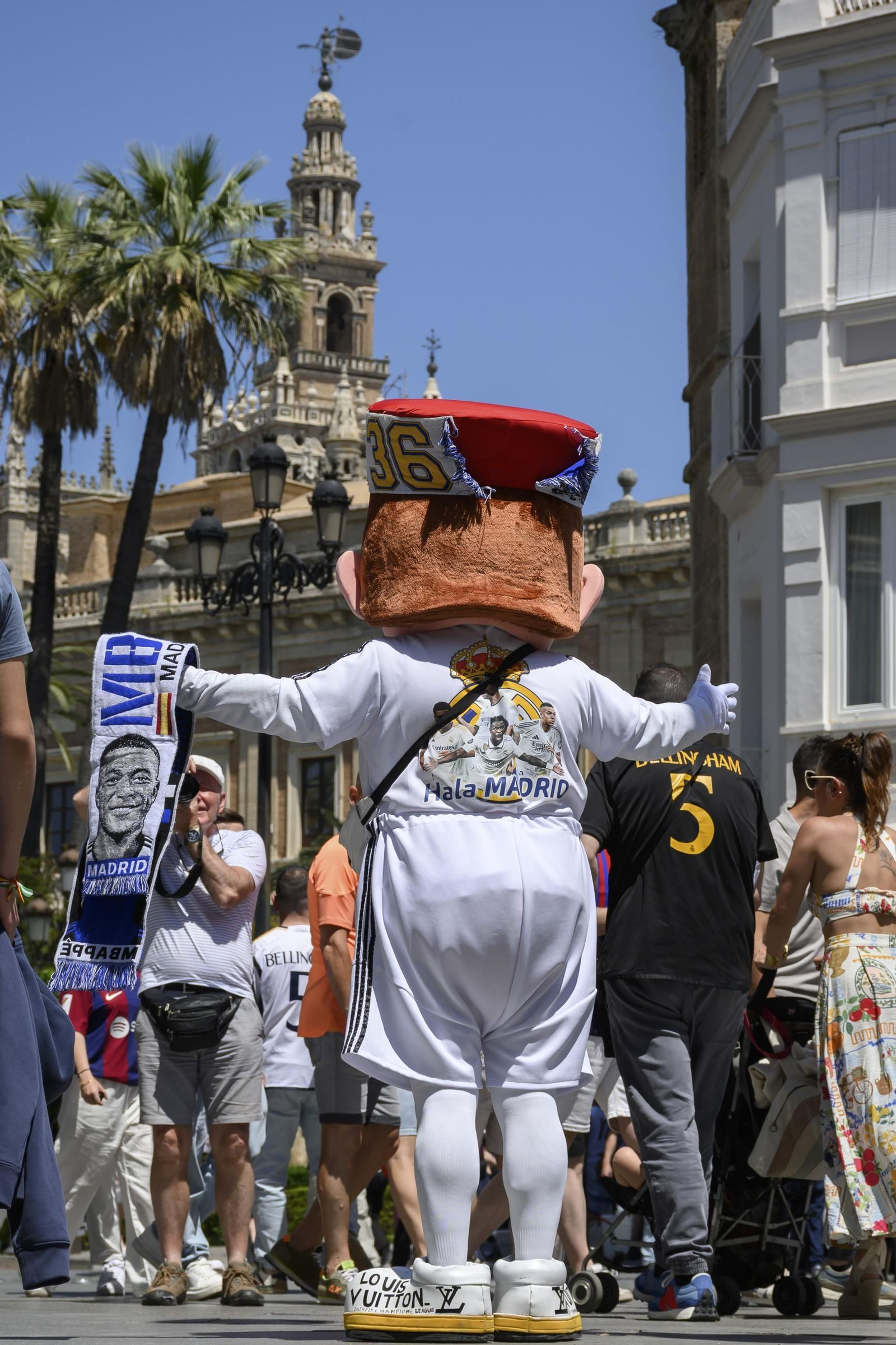 Los aficionados del Real Madrid y el FC Barcelona toman las calles del centro de Sevilla