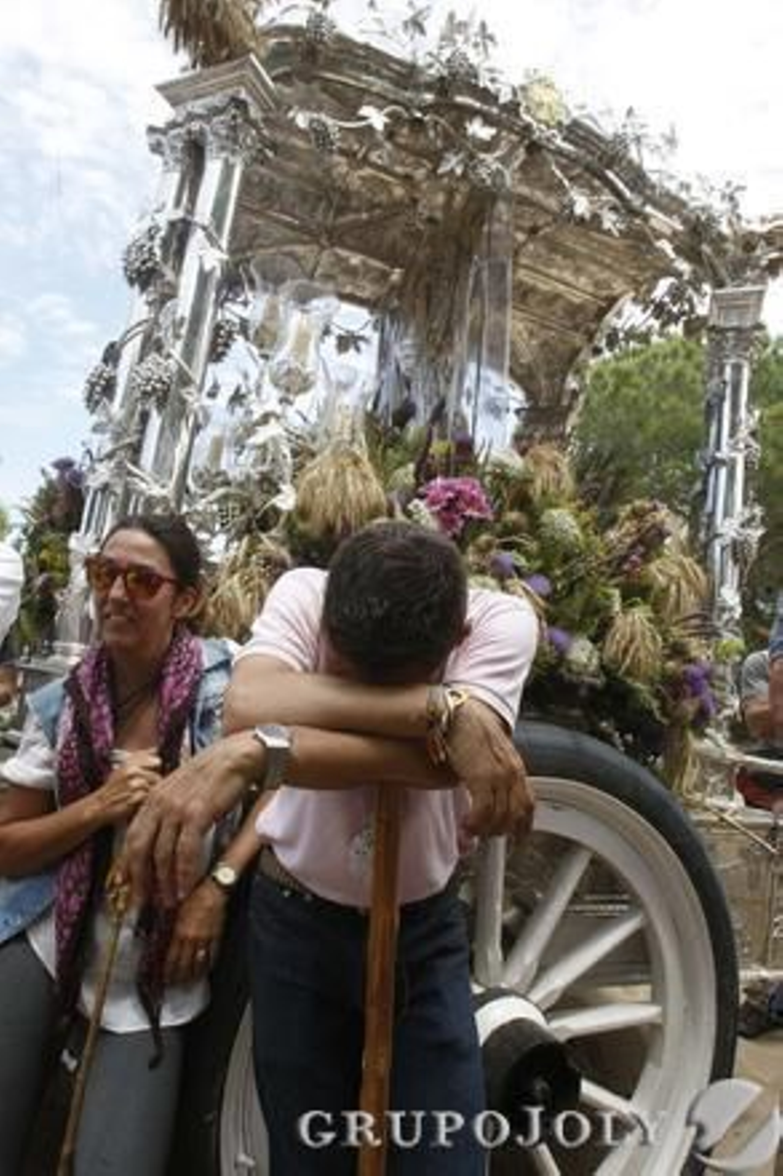 Un joven descansa unos segundos, delante de la carreta del Simpecado

Foto: Pascual