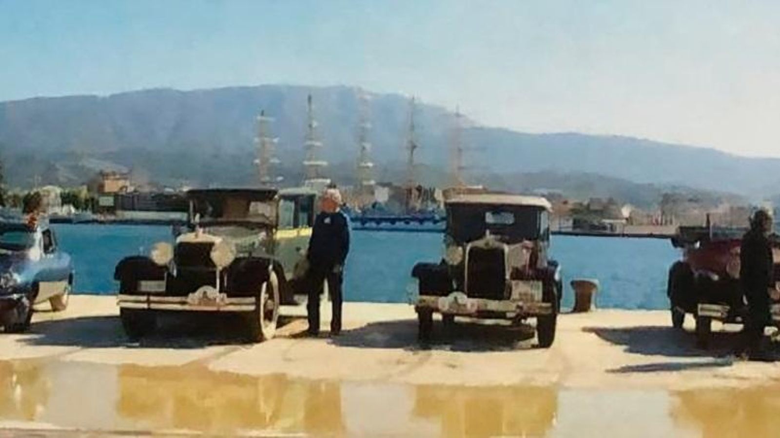 Fotografía de ediciones pasadas con una muestra de coches clásicos.