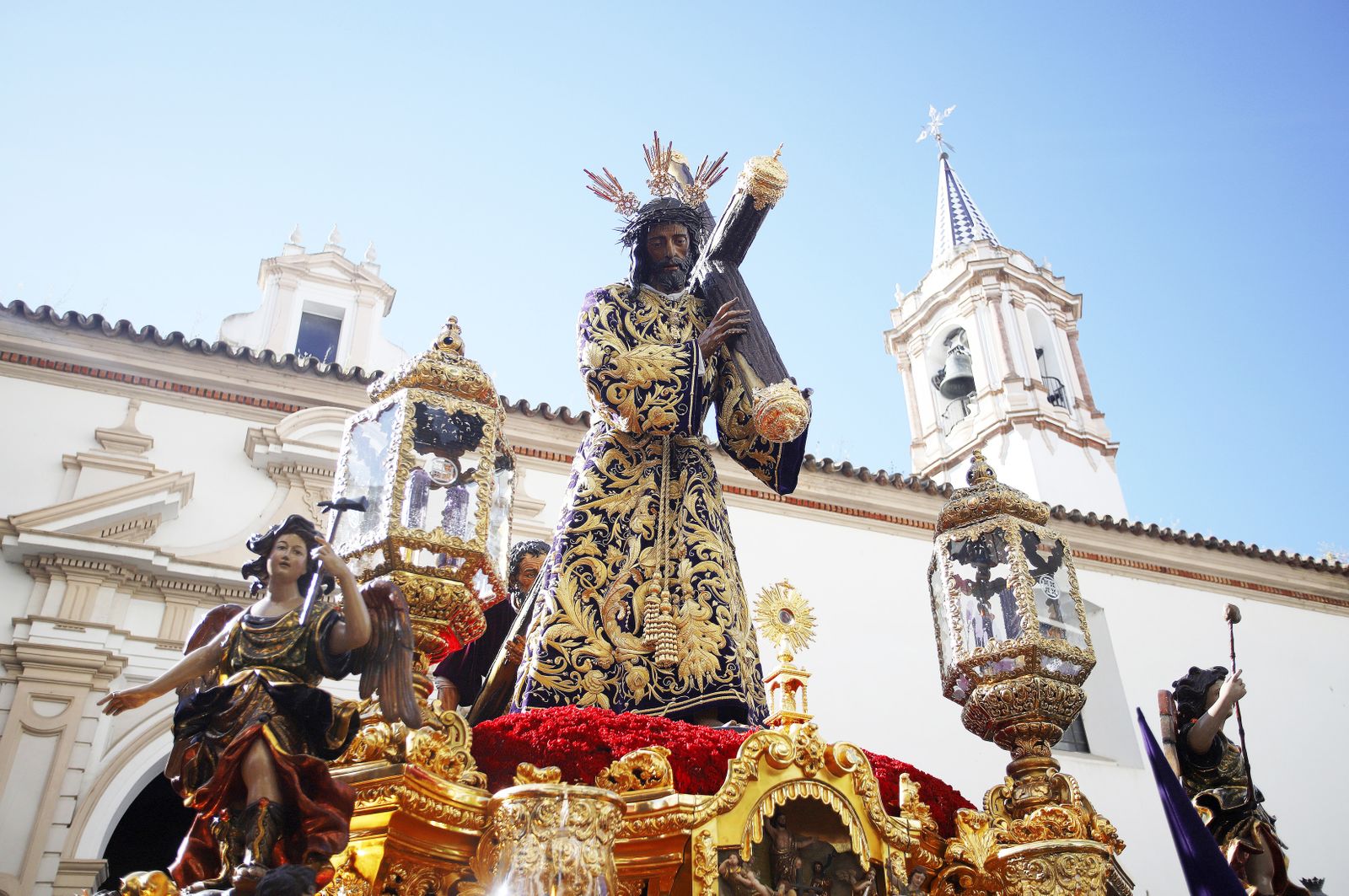 La Hermandad El Nazareno en la madrugá de la Semana Santa de Huelva 2023, en imágenes