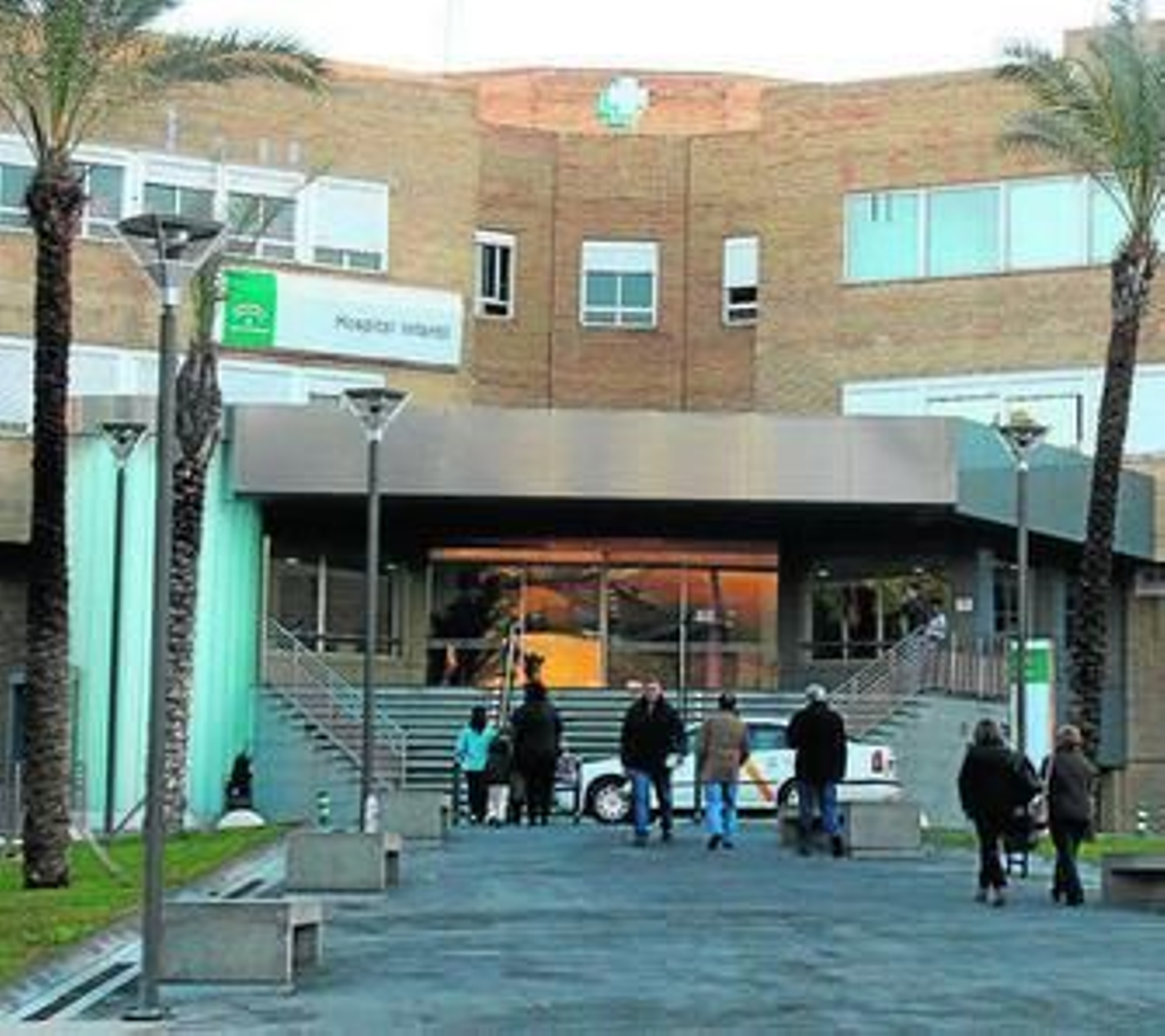 Puerta de acceso al Hospital Infantil en el Virgen del Rocío.