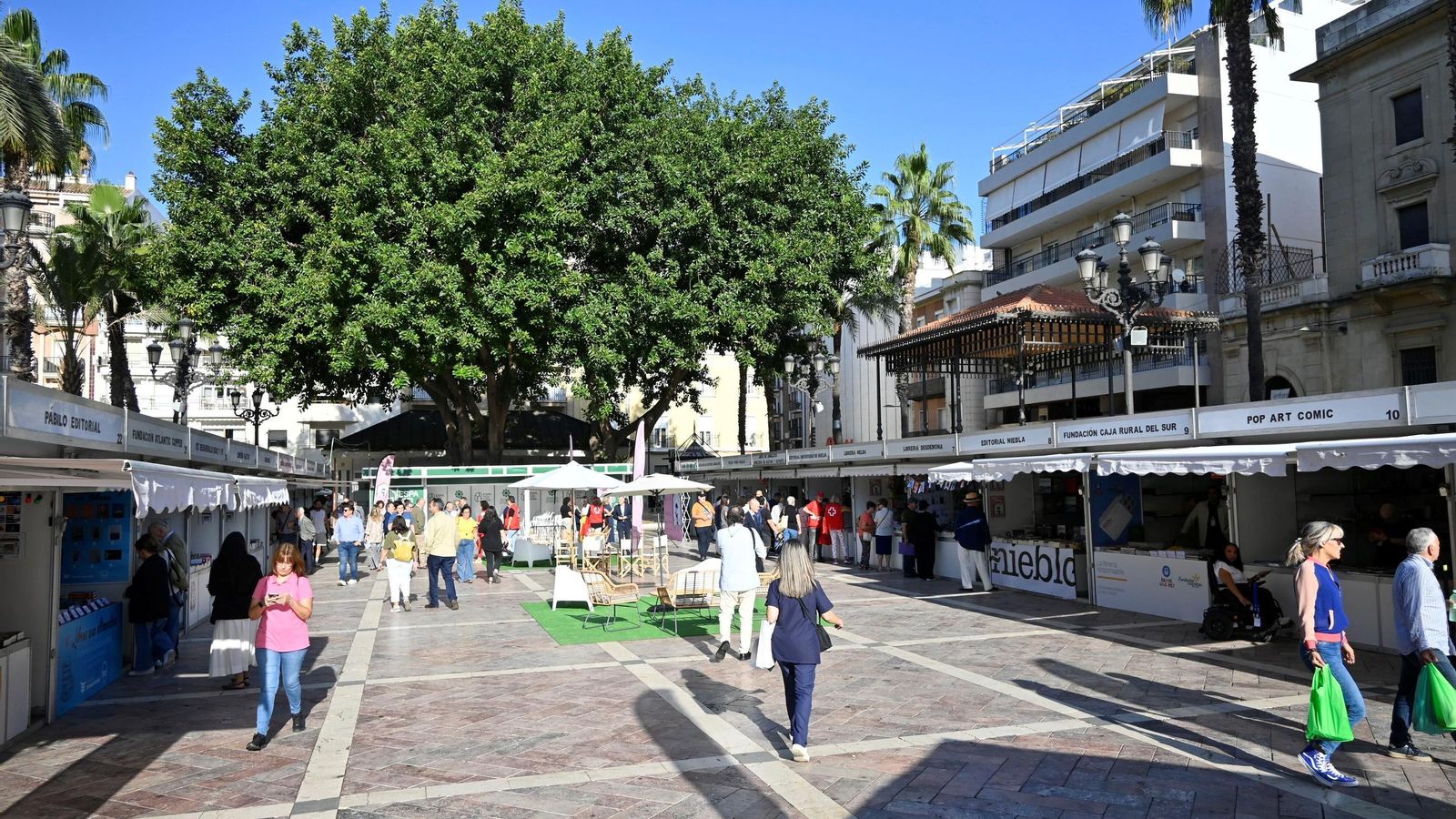 Ambiente en la primera mañana de la Feria del Libro.