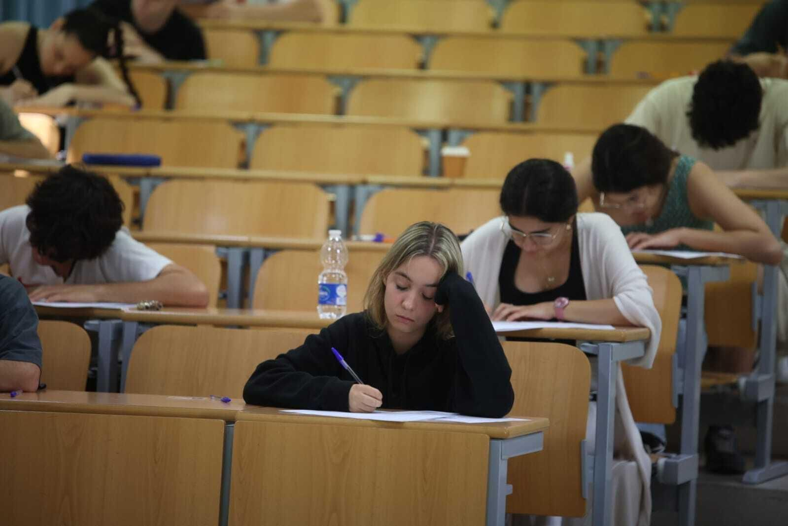 Varios alumnos realizando las pruebas de acceso a la universidad.