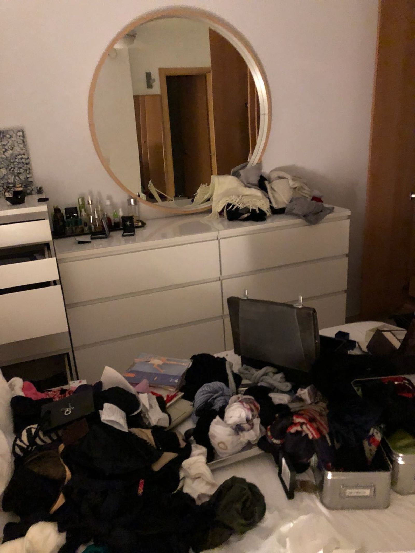 Dormitorio revuelto en una de las viviendas robadas