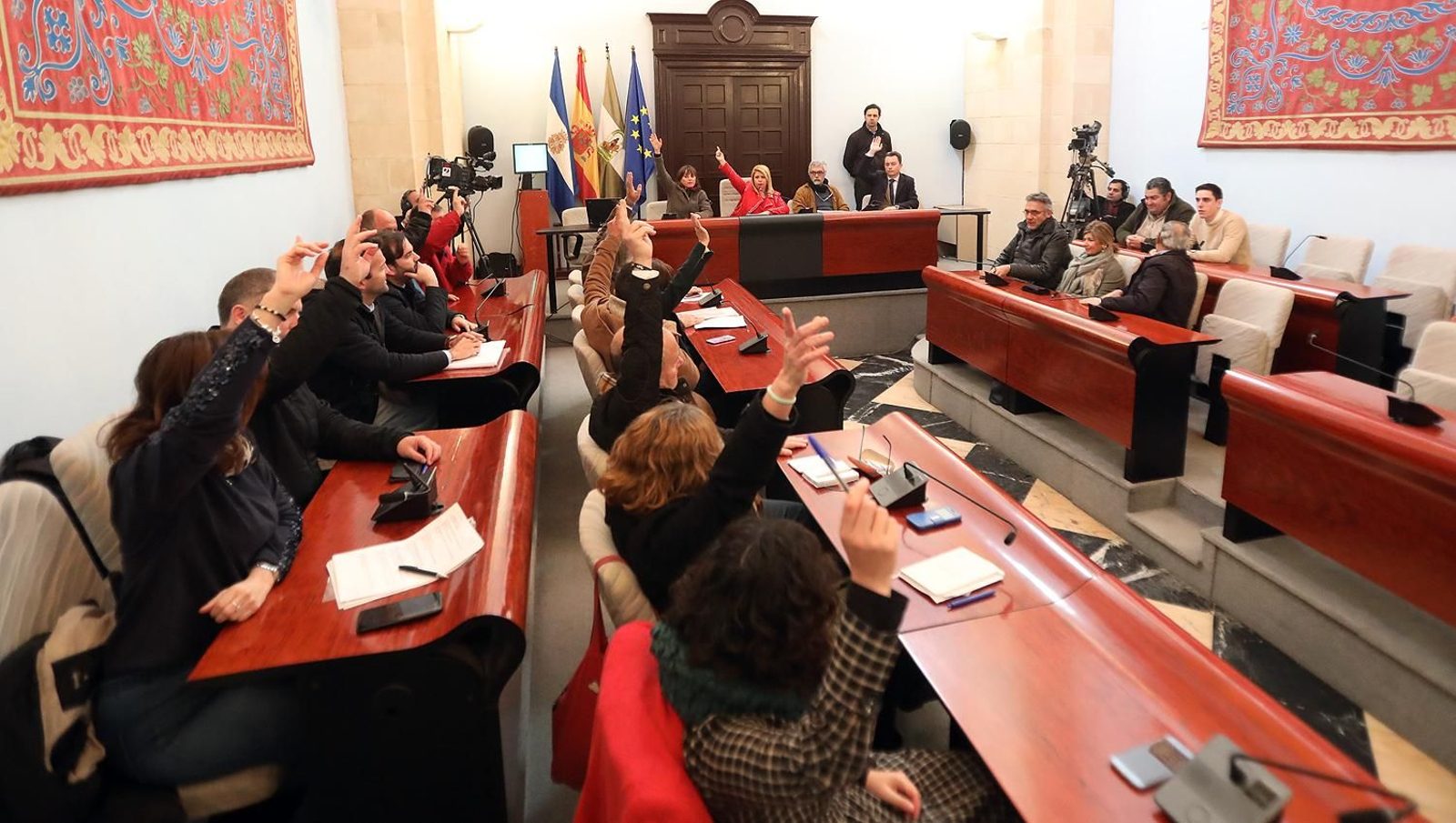 Un momento de la votación esta mañana en el pleno extraordinario.