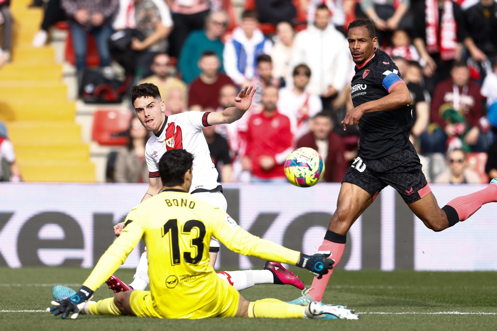Bono salva ante Camello en la primera acción del partido; también salvaría al final.