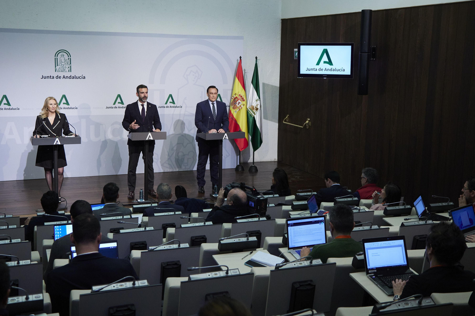 El portavoz del Gobierno andaluz, Ramón Fernández-Pacheco, junto a los consejeros de Economía y Universidades.