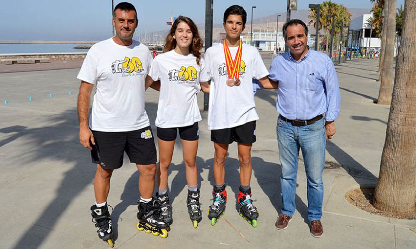 El director de esta escuela, Juan Méndez, junto al concejal de Deportes, Juanjo Segura.
