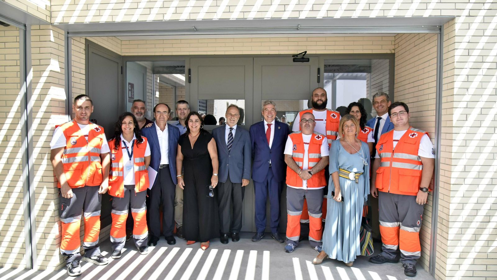 Lucrecio Fernández y Salvador de la Encina, con los trabajadores de Protección Civil.