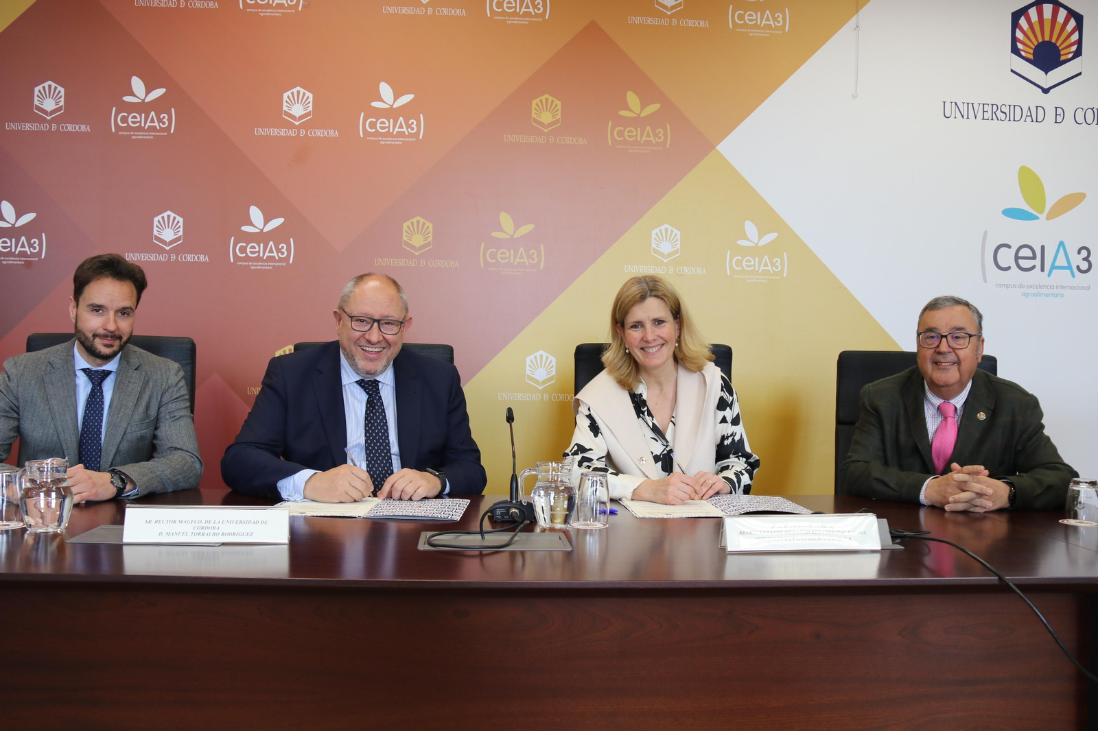 Manuel Torralbo, rector de la Universidad de Córdoba, y Judit Anda, presidenta consejera delegada de EXPASA, en la firma del acuerdo.