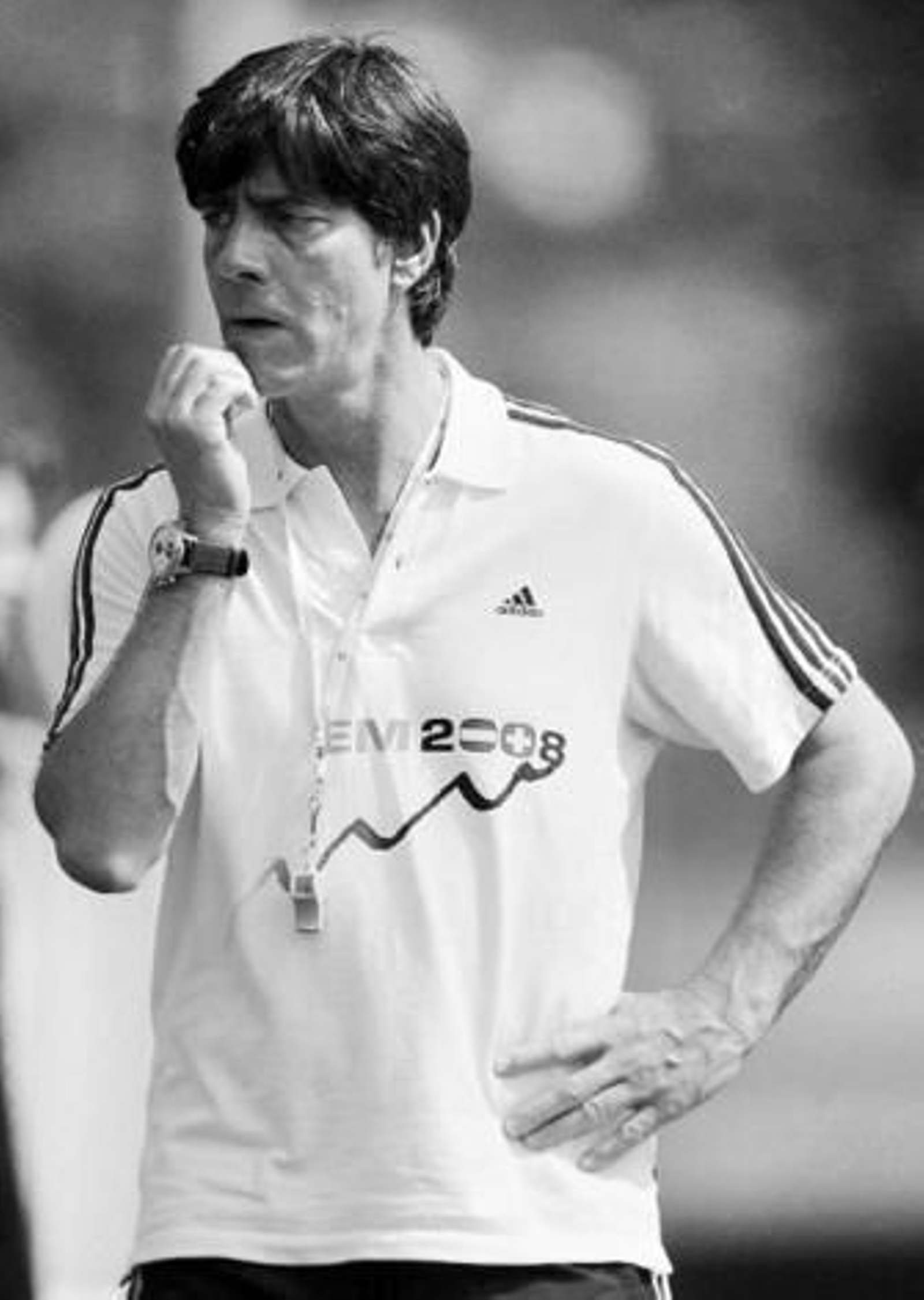 Joachim Löw, pensativo en un entrenamiento de Alemania.