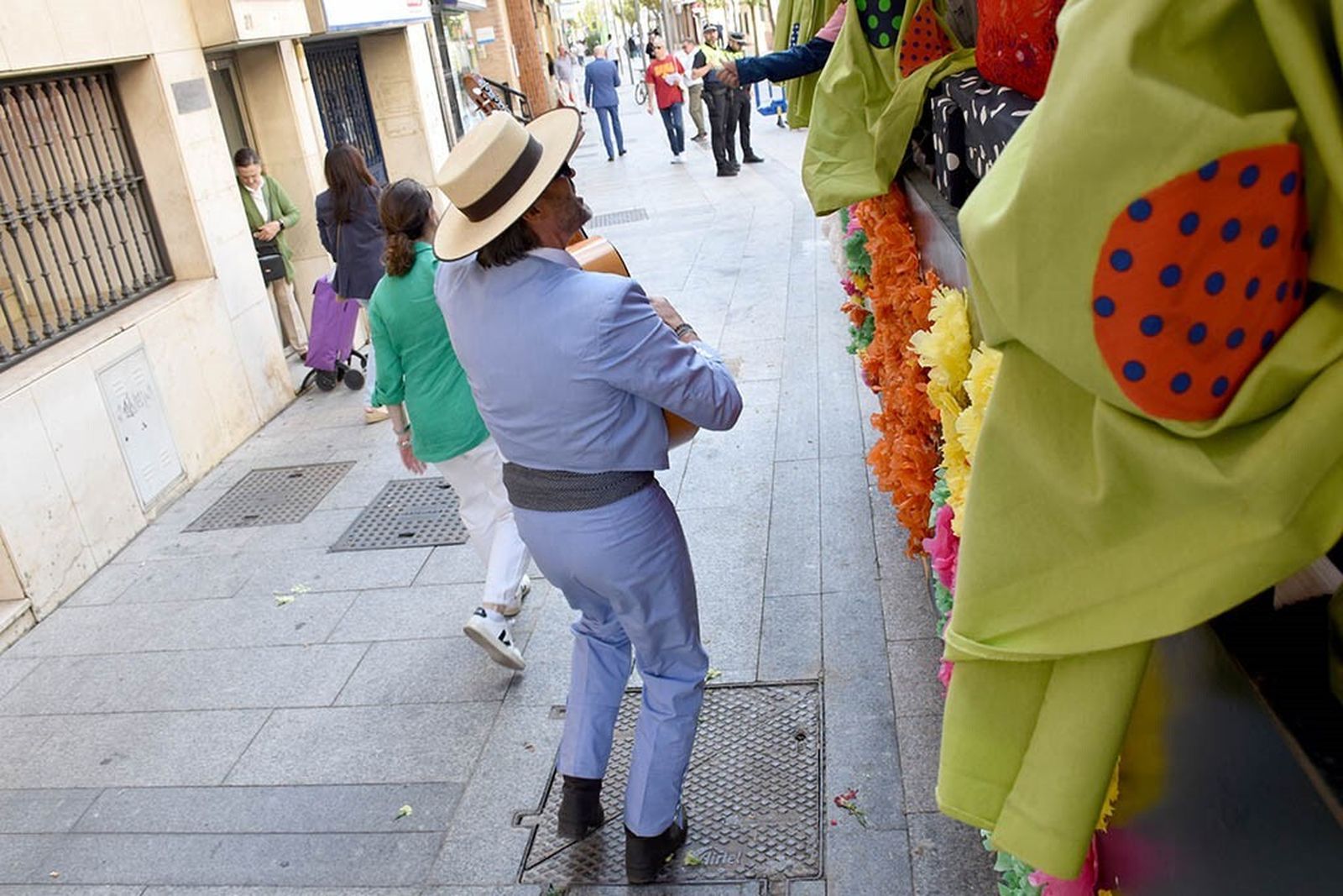 Imágenes de los peregrinos de la Hermandad de Emigrantes en su salida por las calles de Huelva