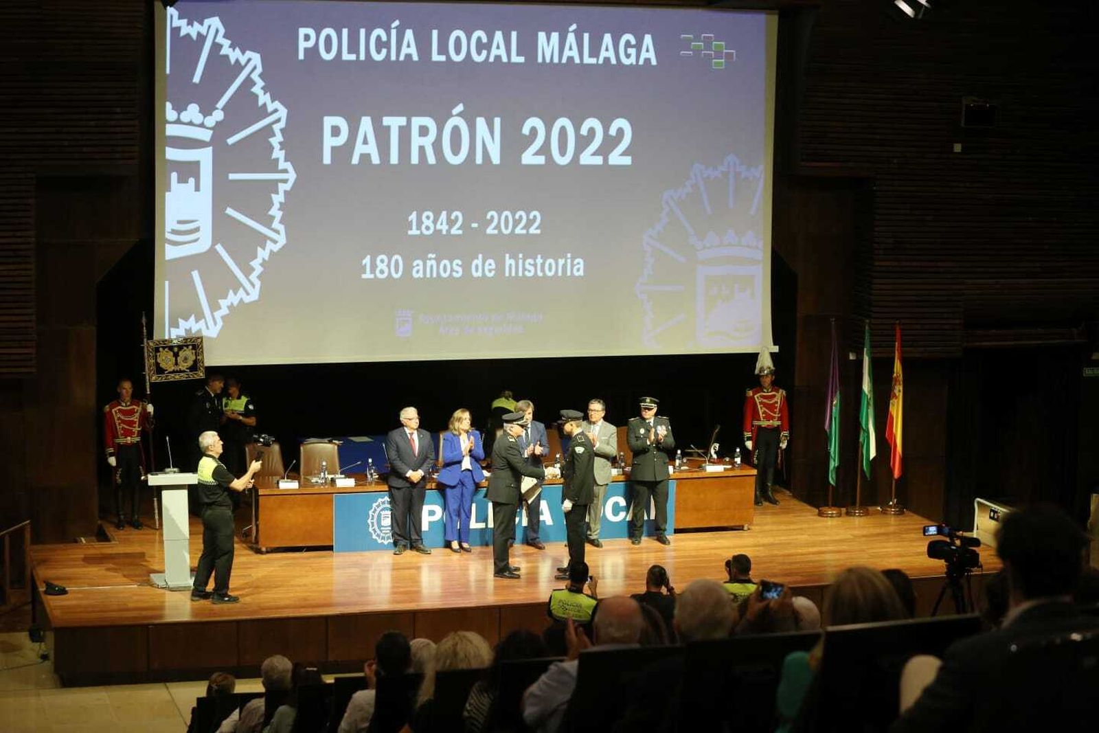 Las imágenes del acto de distinción de agentes de la Policía Local de Málaga en el día de su patrón