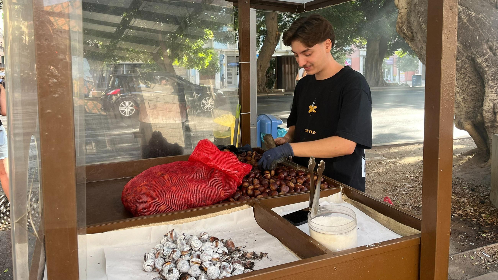 José Barra, vendedor de castañas en la Alameda Principal.