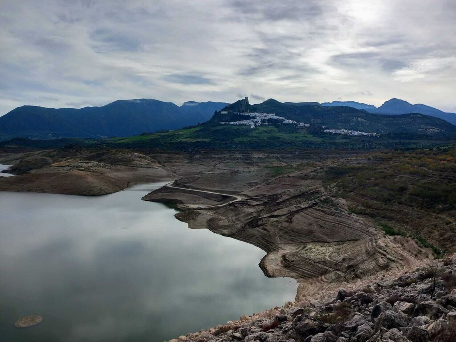 El pantano de Zahara de la Sierra-El Gastor, con apenas agua embalsada en una imagen reciente.