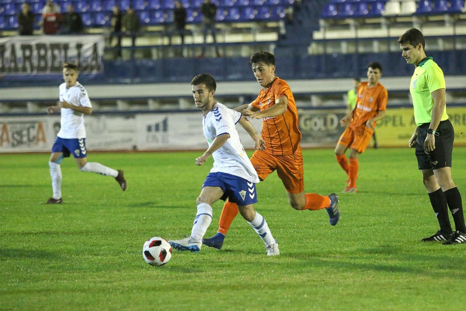El juvenil Aijón, titular anoche con el Marbella