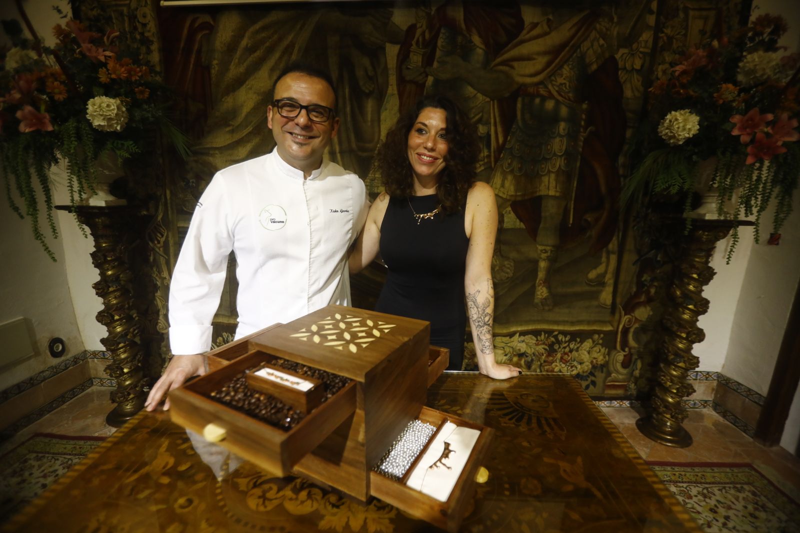 El chef Kisko García y la joyera Blanca Sánchez presenta la colección en el Palacio de Viana de Córdoba.