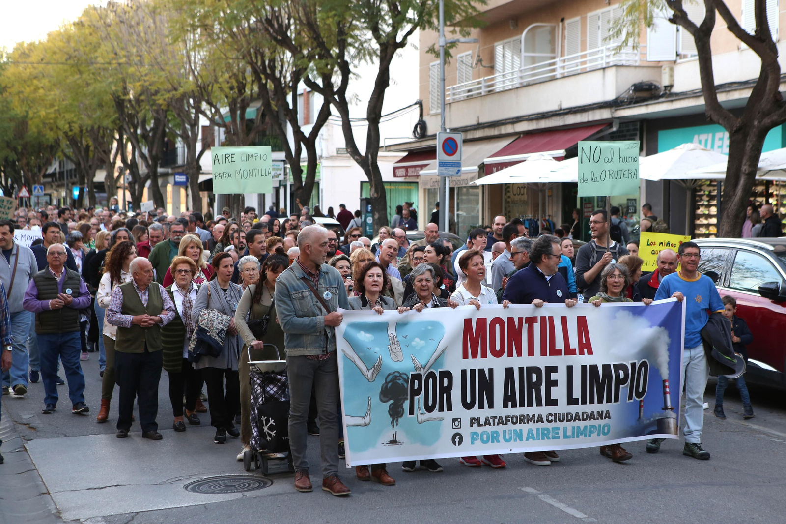 La manifestación de los vecinos de Montilla contra la orujera, en imágenes