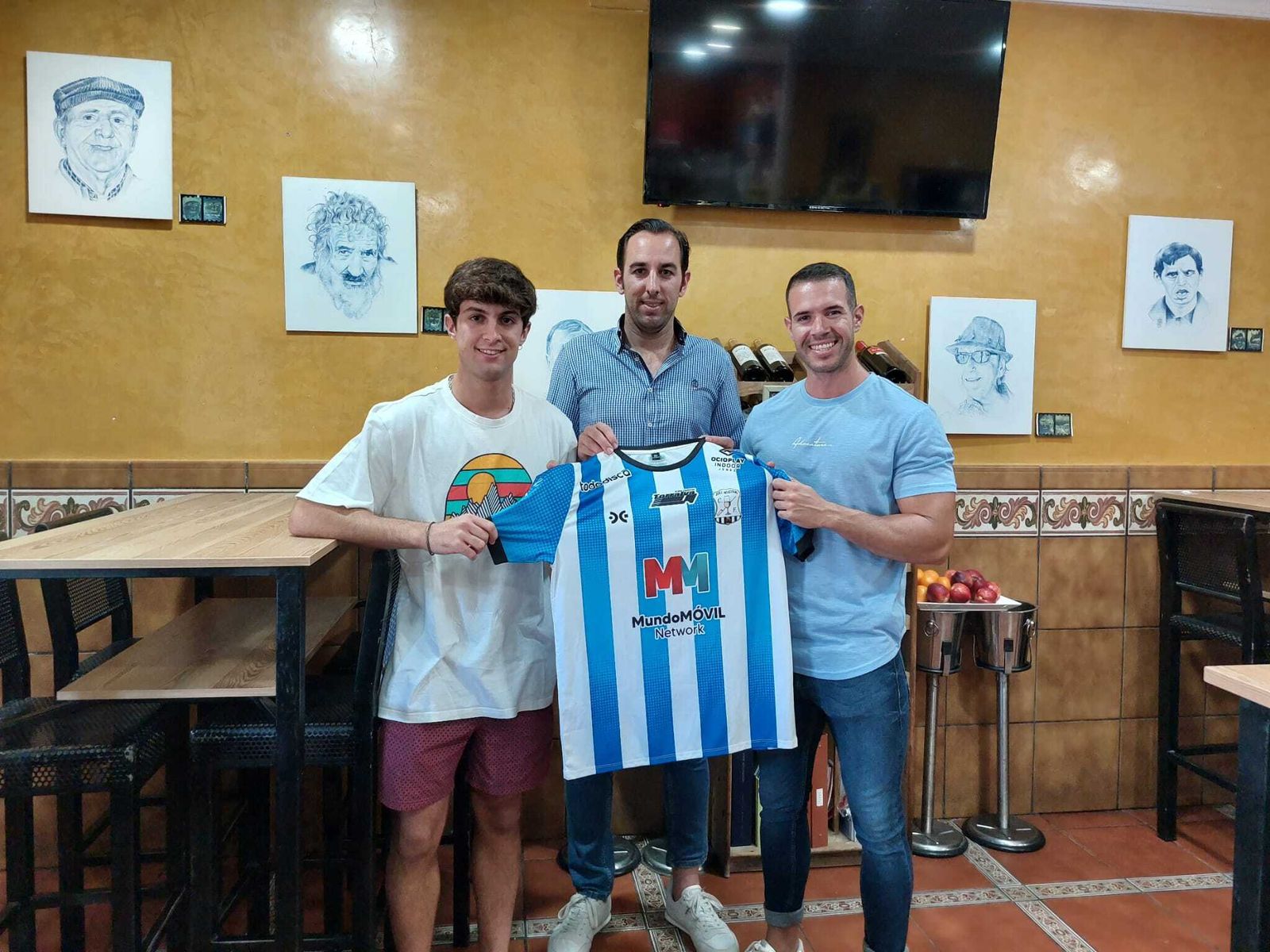 Alberto Orellana posa junto a los nuevos industrialistas Dani Ramírez y Jesusinho.