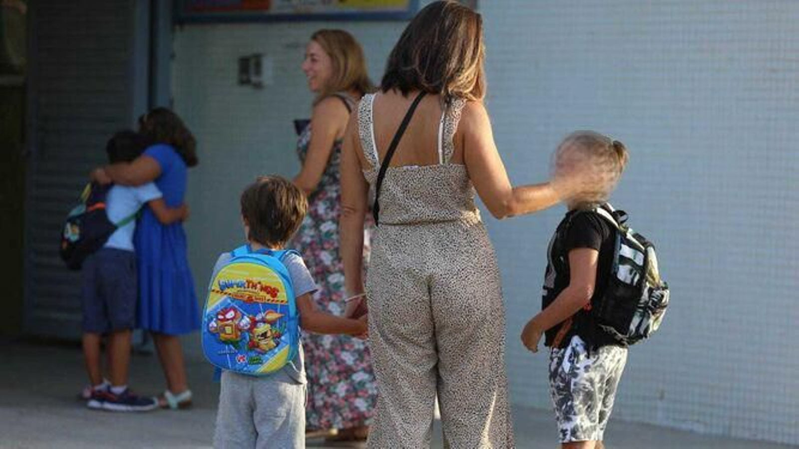 Niños entrando a clase en el CEIP Rectora Adelaida de la Calle en Málaga Niños entrando a clase en el CEIP Rectora Adelaida de la Calle en Málaga