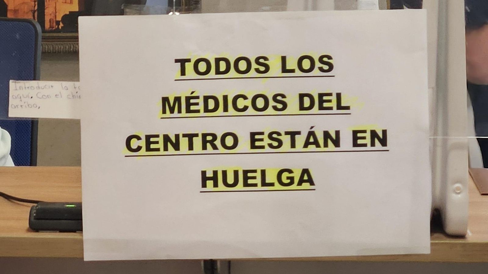 El cartel que se puede leer en los accesos al centro de salud de Mallén en la capital. El cartel que se puede leer en los accesos al centro de salud de Mallén en la capital.