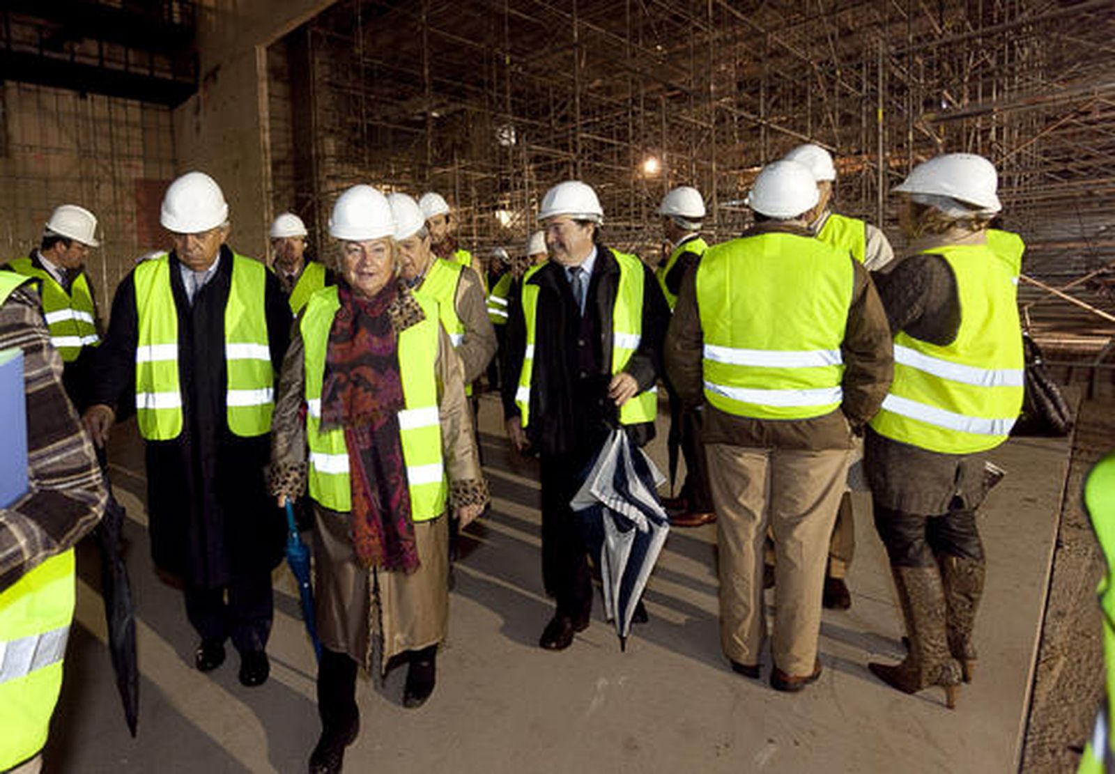 El director gerente de Fibes, Maestro; la segunda teniente de alcalde y concejal de Fiestas Mayores y Turismo, Rosamar Prieto-Castro; el presidente de la Cámara de Comercio de Sevilla, Francisco Herrero; y el gerente del Convention Bureau, Manuel Macías, visitan las obras de ampliación de Fibes junto a medio centenar de empresarios del sector turístico.

Foto: Jaime Martínez