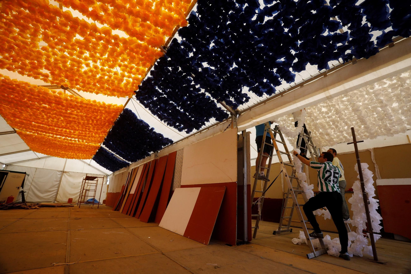 Los preparativos de las casetas de la Feria de Córdoba, en imágenes