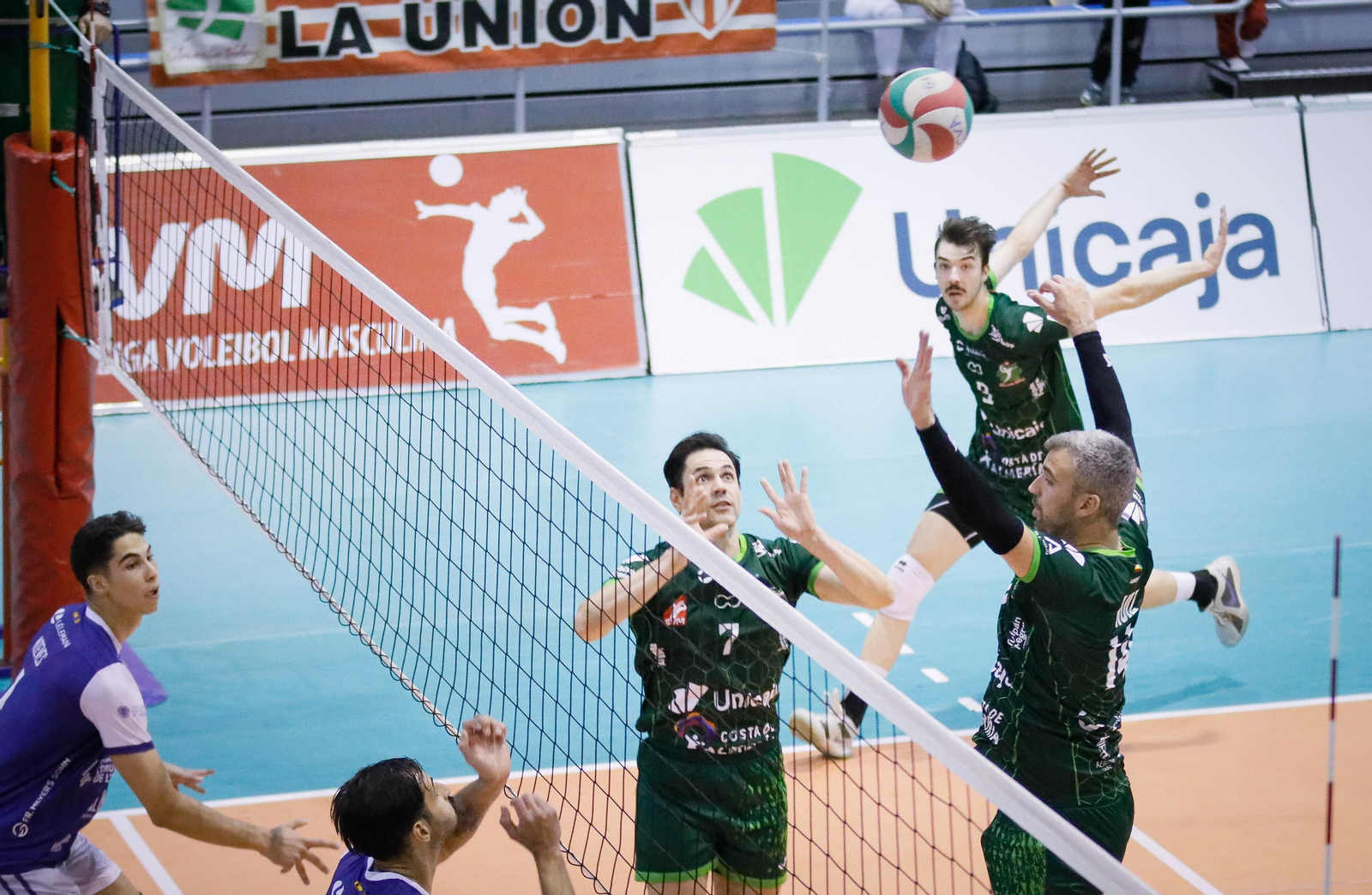 Imágenes del Unicaja Almería frente al conjunto valenciano de voleibol