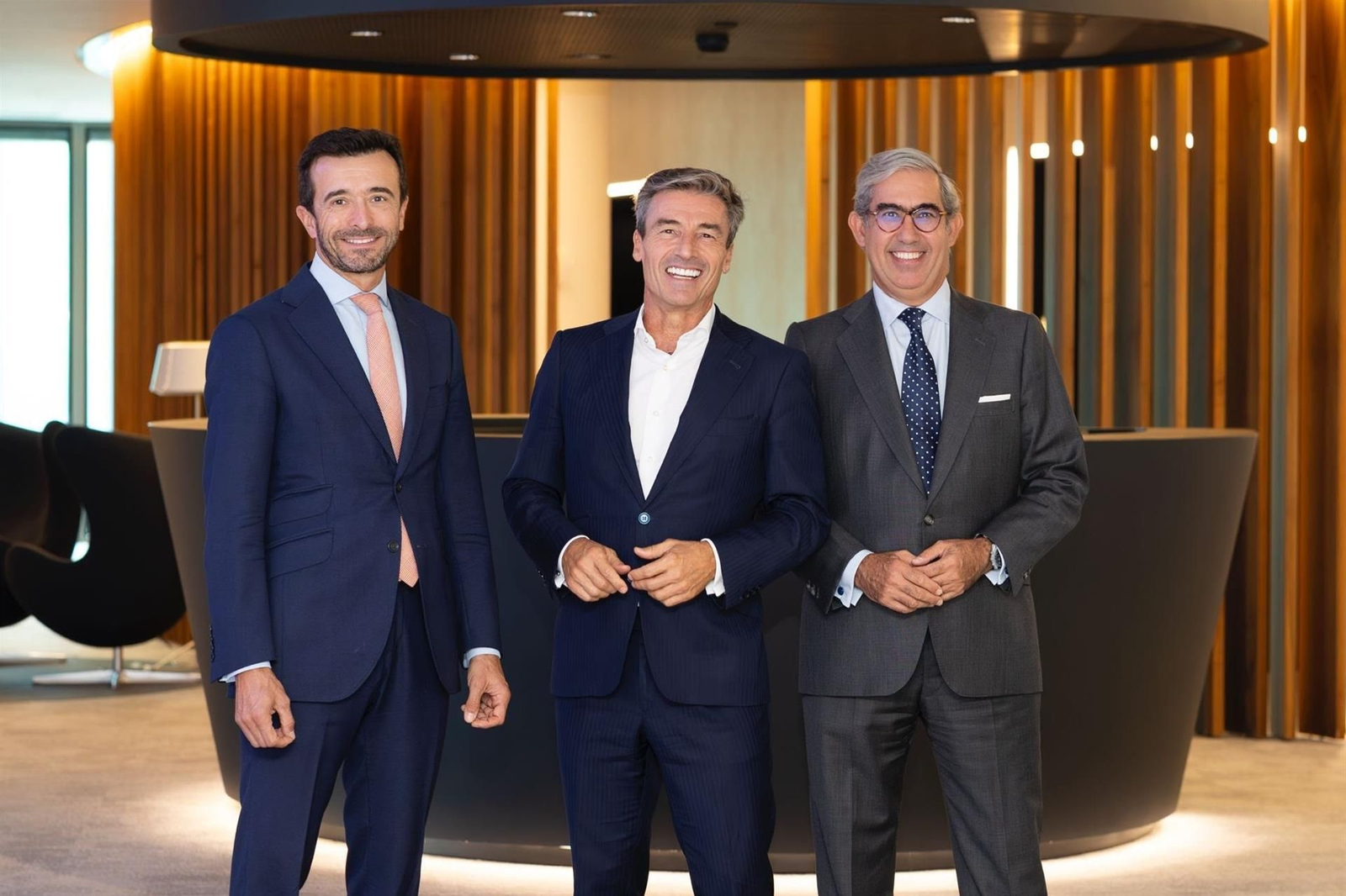De izquierda a derecha: el nuevo socio responsable de Clientes y Mercados de EY España, Ramón Palacín; el presidente de EY España, Federico Linares; y el nuevo socio director de EY Abogados, Adolfo Zunzunegui.