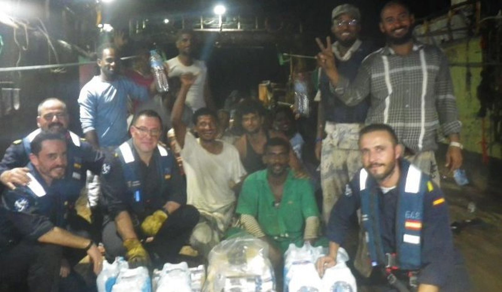 Tripulantes del 'Castilla' junto a parte de la dotación del pesquero temení.