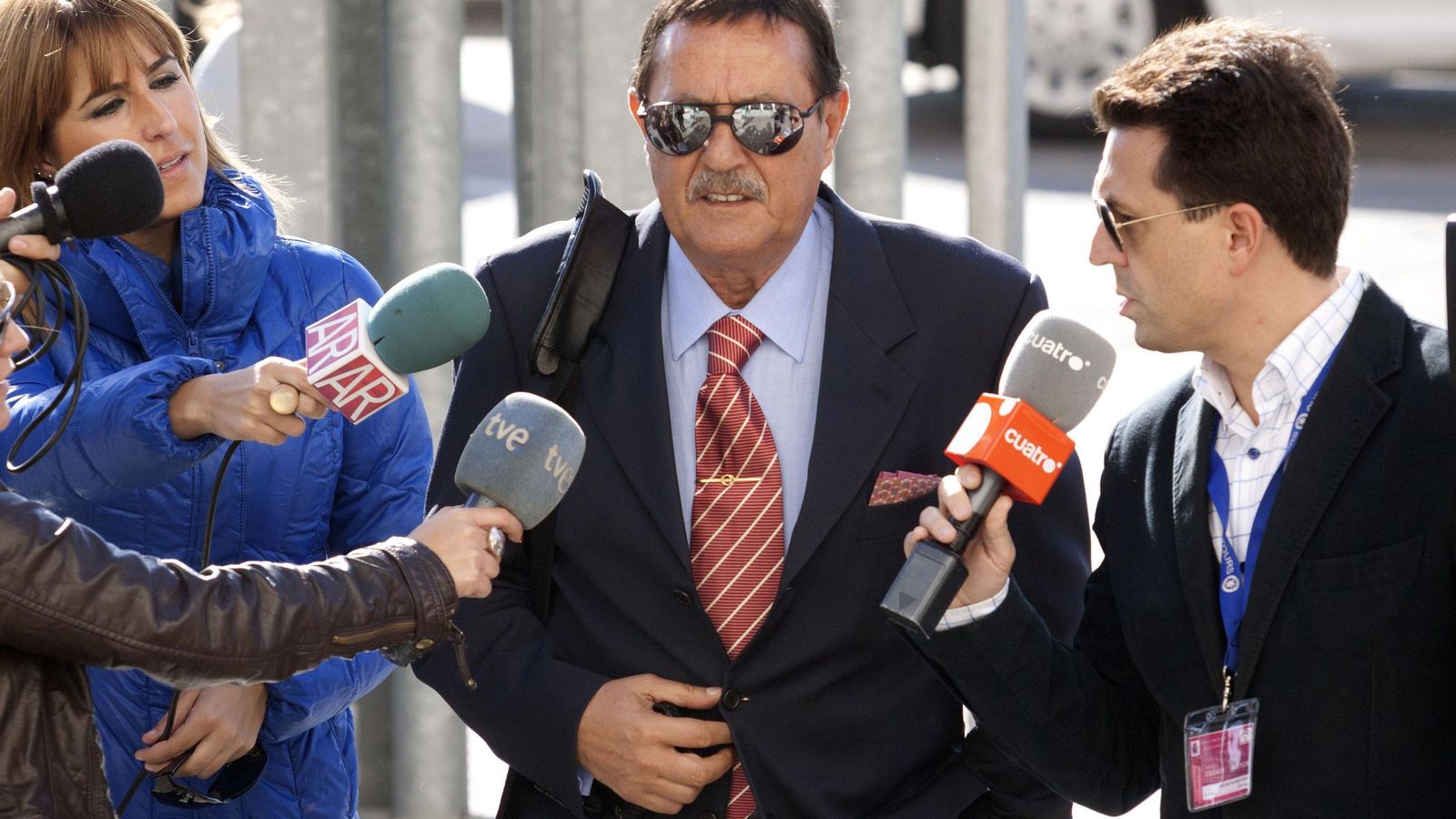 Julián Muñoz rodeado de la prensa a la entrada de los Juzgados de Málaga