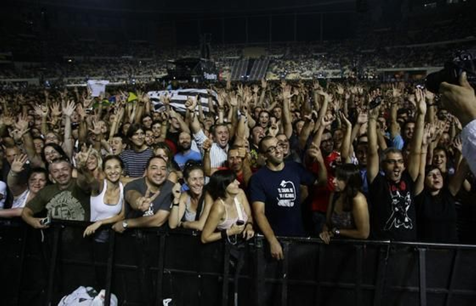 La pista atestada de fans de U2.

Foto: Pizarro