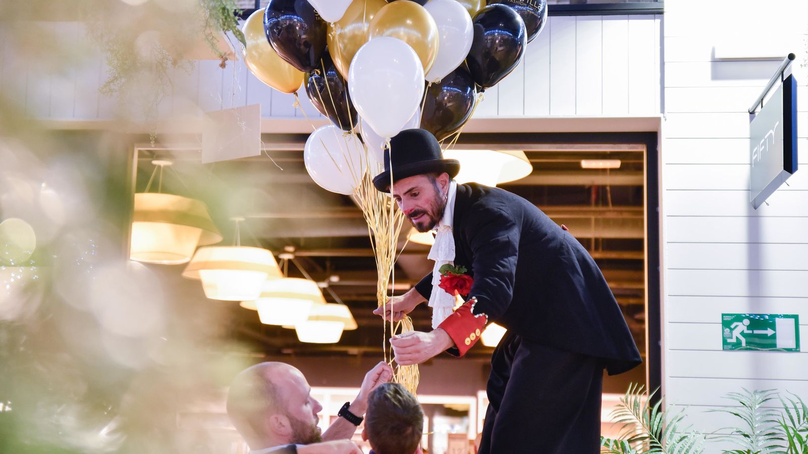 Los pasacalles animan el factory del Aeropuerto estas fiestas navideñas.