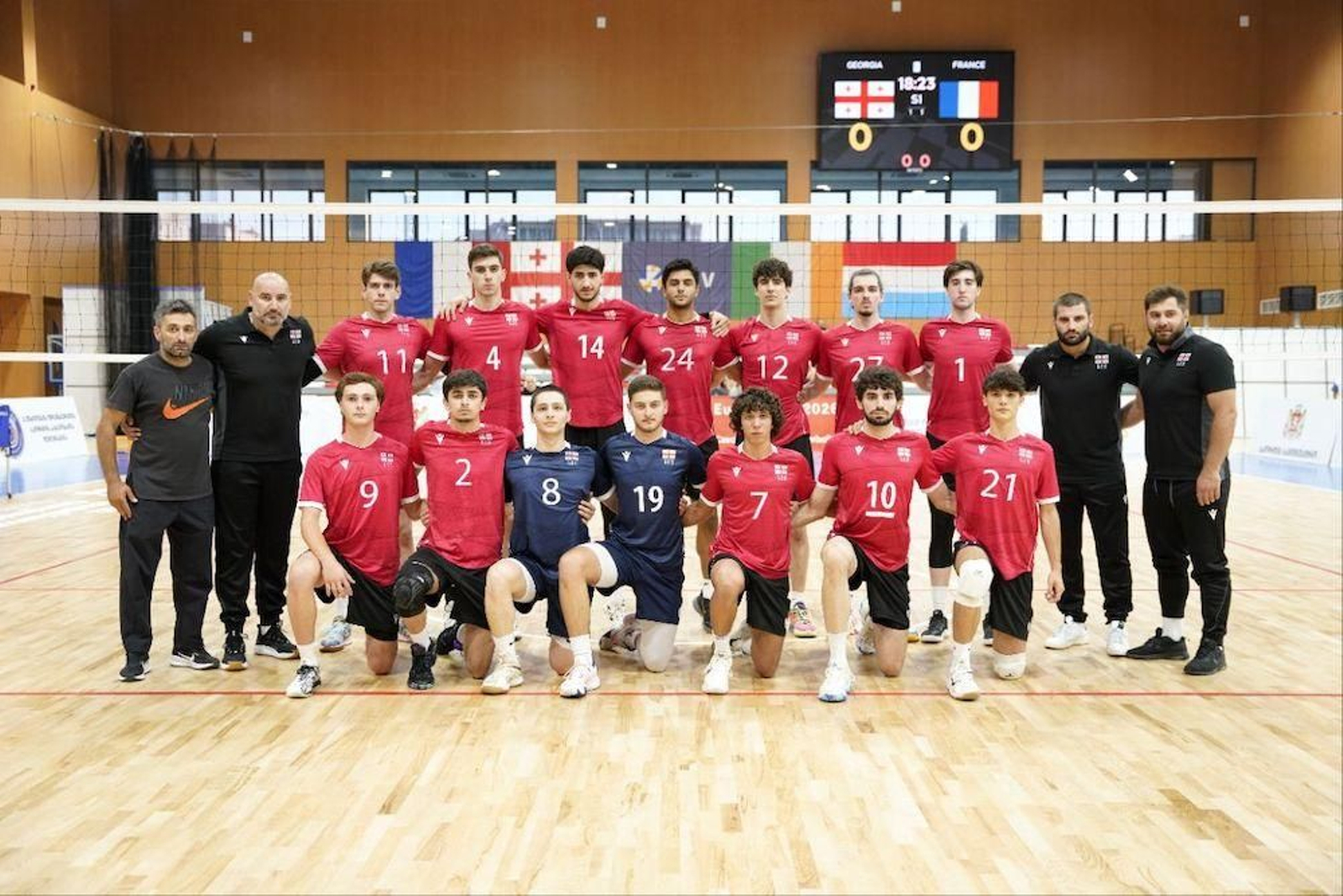 Foto de equipo de la selección georgiana, con el receptor ahorrador Davit Katchiperadze 'Dato' (21), antes de su partido ante Francia. Foto de equipo de la selección georgiana, con el receptor ahorrador Davit Katchiperadze 'Dato' (21), antes de su partido ante Francia.