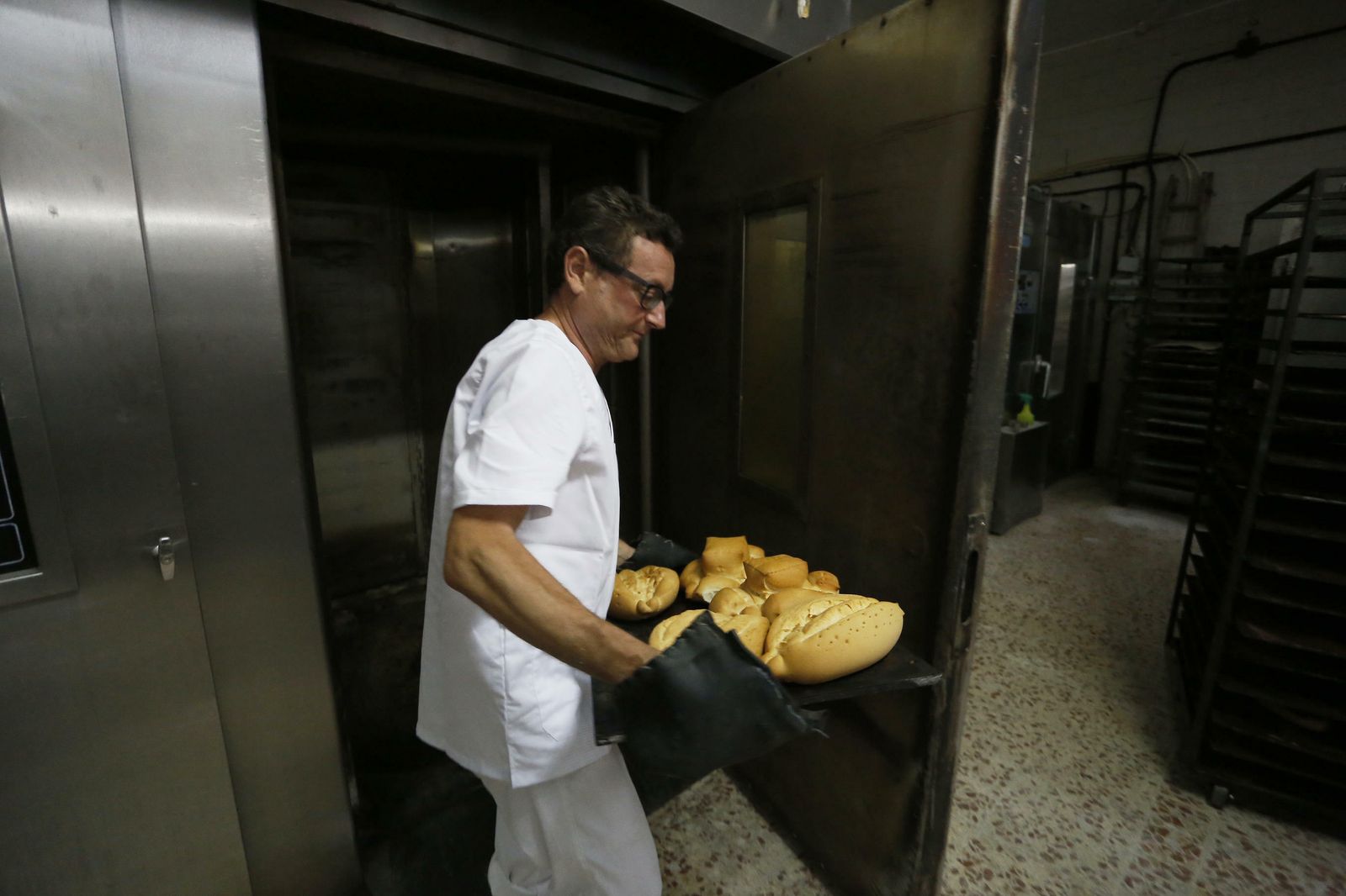 Juan Antonio sacando el pan del horno