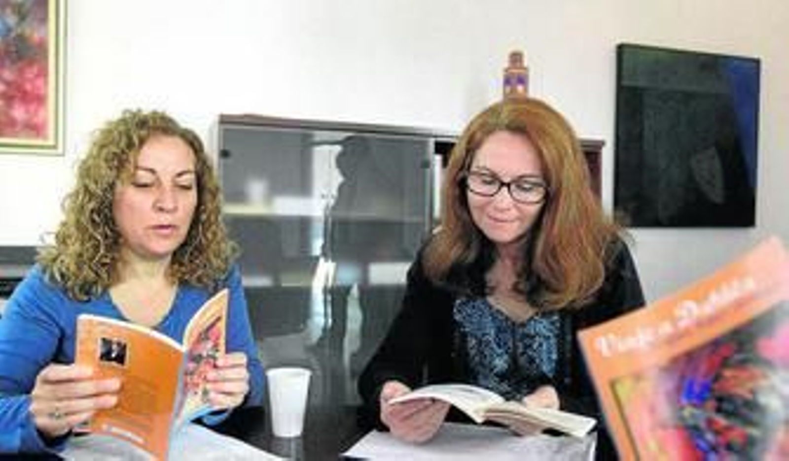 Paola Moreno y Josefina Núñez, ayer en la presentación.