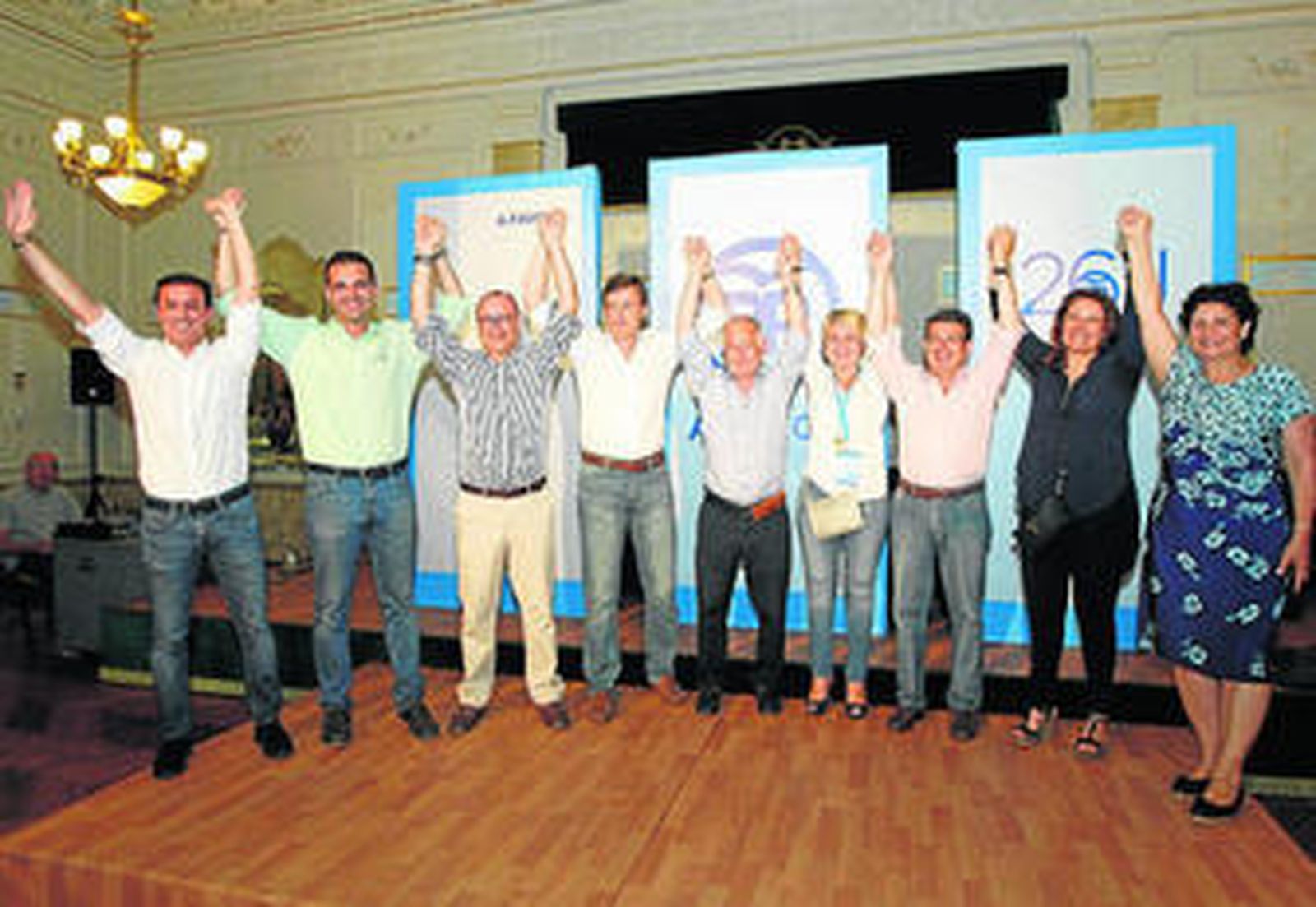 La plana mayor del PP a nivel provincial celebró ayer la victoria en el Círculo Mercantil de la capital.